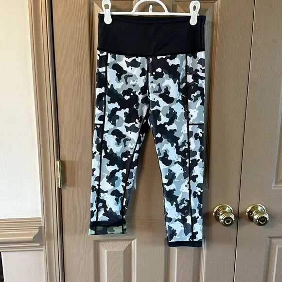 CVG Reversible Camouflage Capri Leggings - Picture 2 of 4